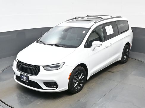 Used 2021 Chrysler Pacifica Touring-L w/ Uconnect Theater Family Group image 34