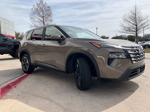 Used 2025 Nissan Rogue SV image 4