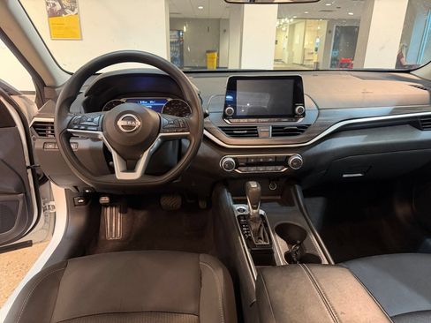 Used 2025 Nissan Altima 2.5 SV FWD image 33