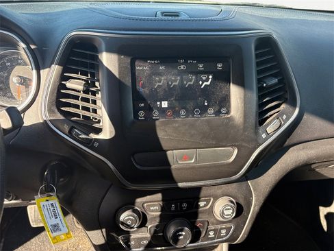 Used 2019 Jeep Cherokee Latitude w/ Popular Appearance Group image 11