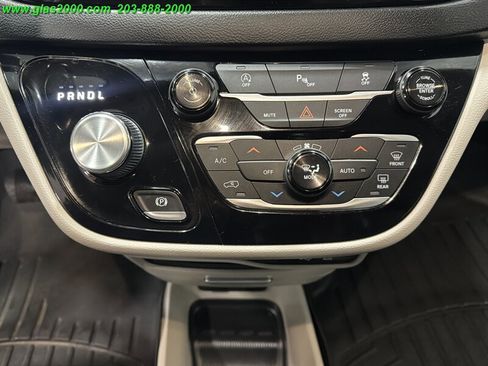 Used 2019 Chrysler Pacifica Touring-L image 16