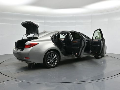 Used 2015 Lexus ES 300h w/ Navigation System Package image 4