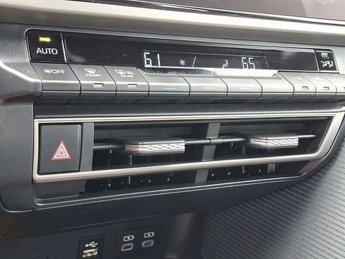 Used 2025 Toyota Camry SE FWD image 15