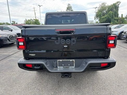 Used 2022 Jeep Gladiator Overland AWD/4WD image 2