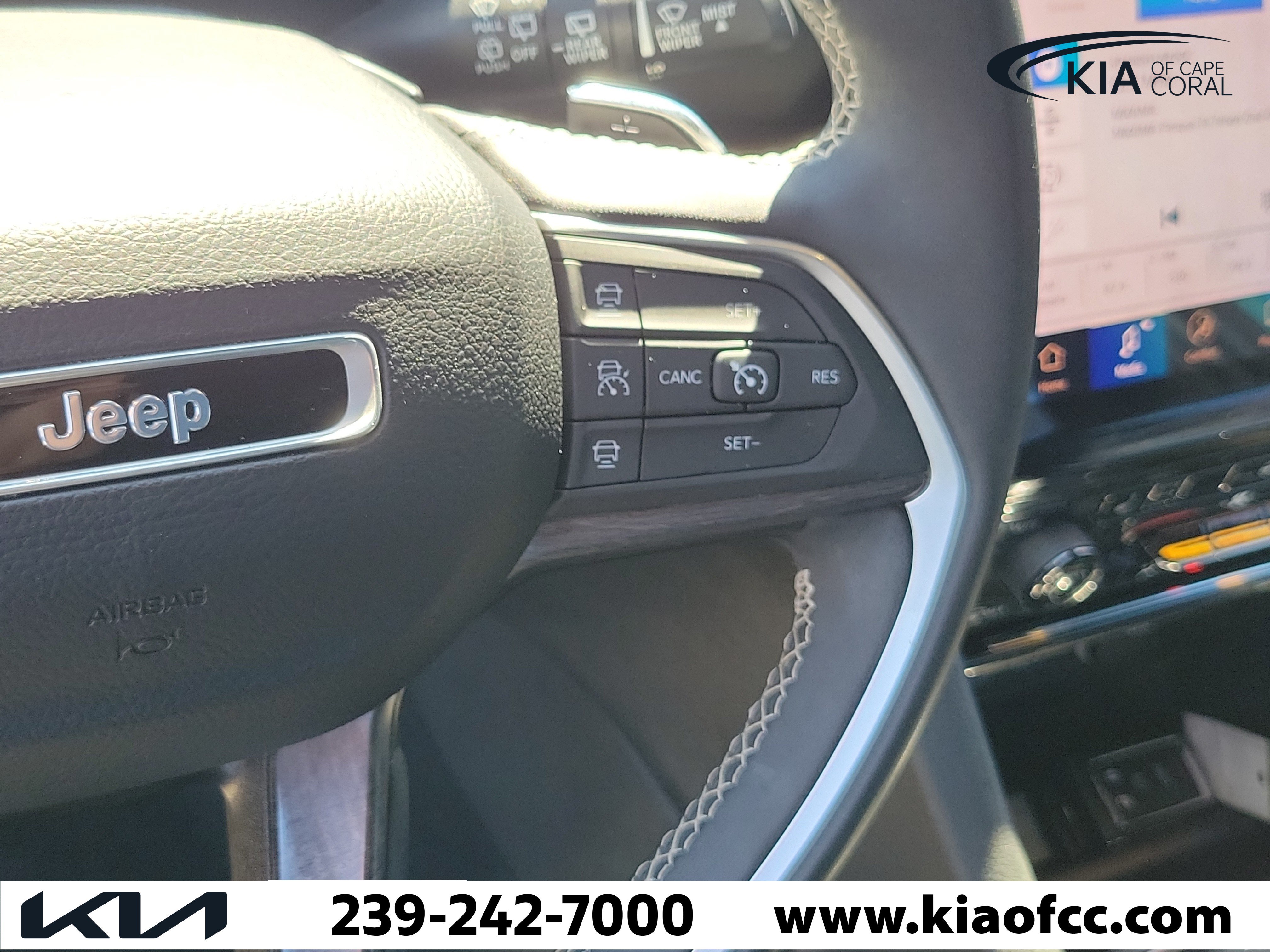 Used 2024 Jeep Grand Cherokee Limited w/ Black Appearance Package AWD/4WD image 28