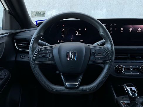 Used 2025 Buick Envista Preferred image 32