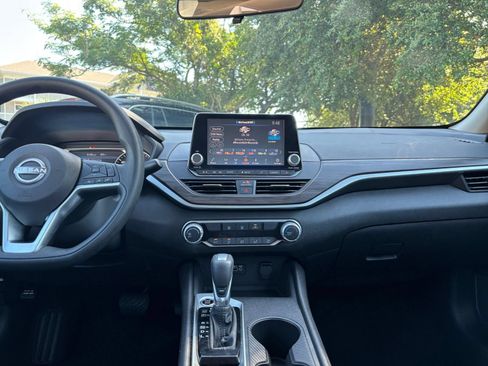 Used 2025 Nissan Altima 2.5 SV FWD image 17