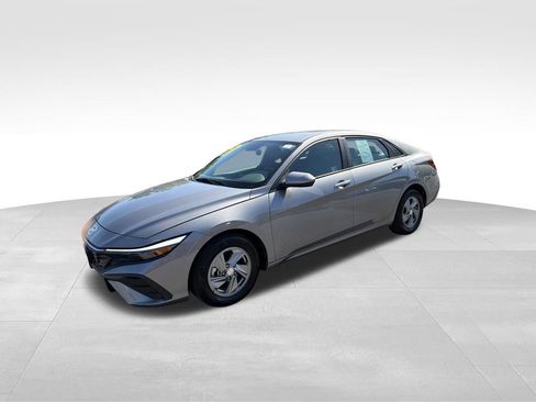 Used 2024 Hyundai Elantra SE FWD image 3