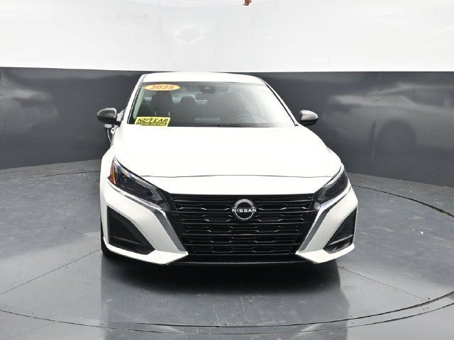 Used 2025 Nissan Altima 2.5 SV FWD image 2