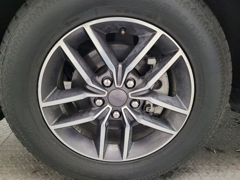 Used 2019 Jeep Grand Cherokee Laredo w/ Laredo X Package image 31