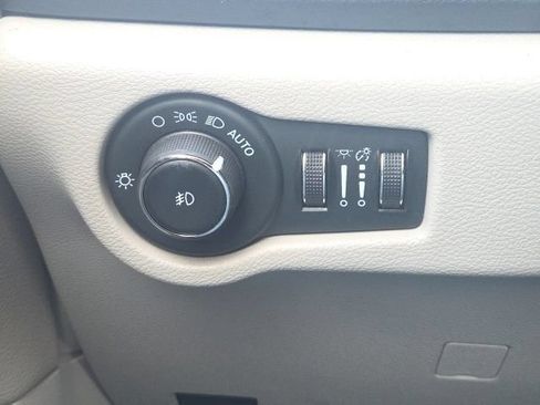 Used 2023 Chrysler Pacifica Touring-L FWD image 30