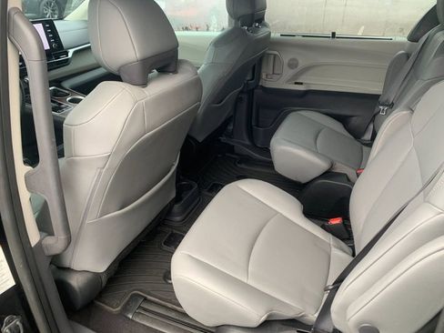 Used 2023 Toyota Sienna XLE image 14
