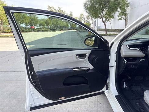 Used 2014 Toyota Avalon XLE Touring FWD image 18