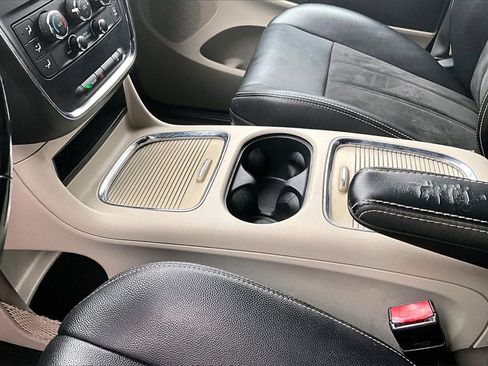 Used 2019 Dodge Grand Caravan SXT image 17