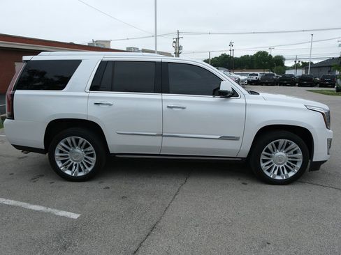 Used 2016 Cadillac Escalade Platinum AWD/4WD image 2