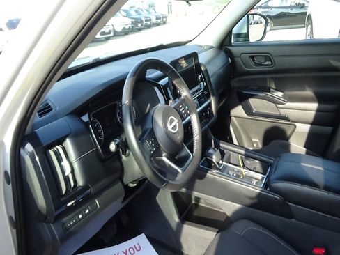 Used 2025 Nissan Pathfinder SV FWD image 15