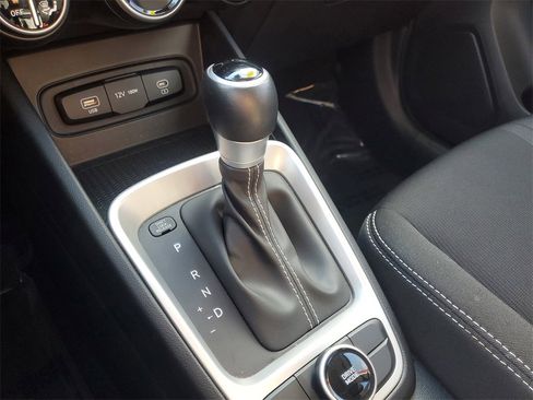 Used 2024 Hyundai Venue SEL image 28