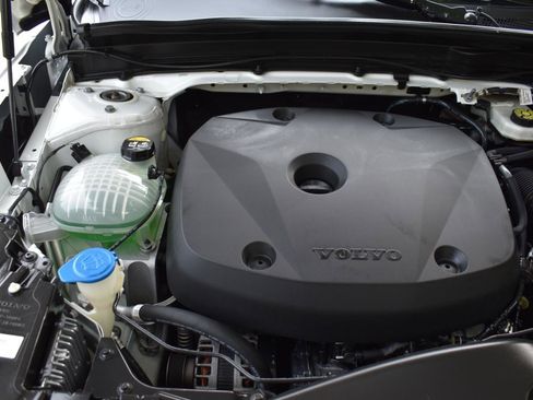 Used 2022 Volvo XC40 T5 Momentum w/ Premium Package image 52