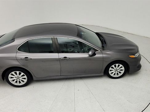 Used 2018 Toyota Camry LE image 38