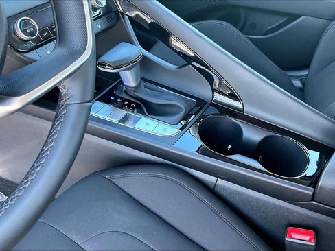 Used 2025 Hyundai Elantra SEL FWD image 17