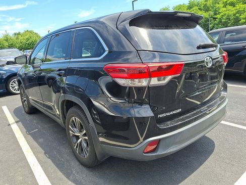 Used 2019 Toyota Highlander LE AWD/4WD image 3