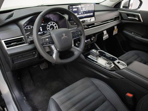 New 2025 Mitsubishi Outlander SE image 7