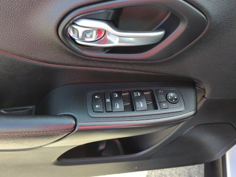 Used 2019 Jeep Cherokee Trailhawk w/ Cold Weather Group image 18