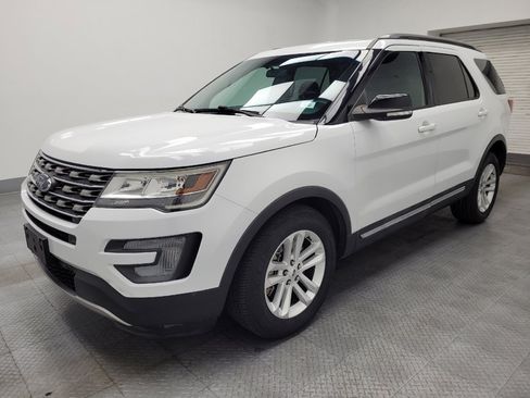 Used 2017 Ford Explorer XLT image 2