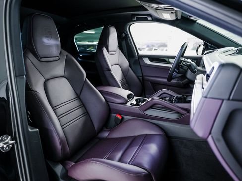 Certified 2025 Porsche Cayenne Coupe image 29