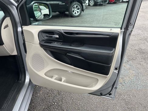 Used 2019 Dodge Grand Caravan SXT FWD image 29
