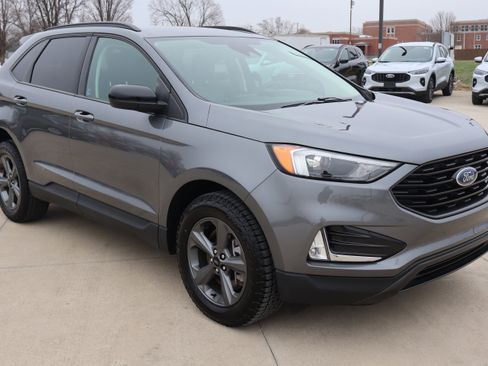 Used 2024 Ford Edge SEL w/ Sport Appearance Package image 3