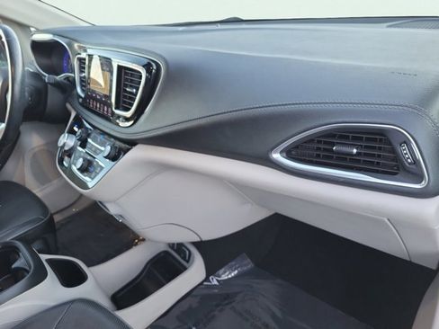 Certified 2019 Chrysler Pacifica Limited image 18