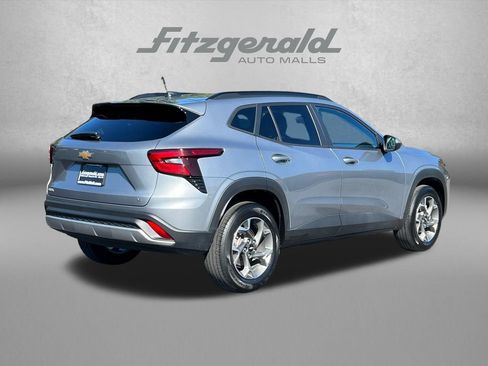 Used 2025 Chevrolet Trax LT FWD image 8