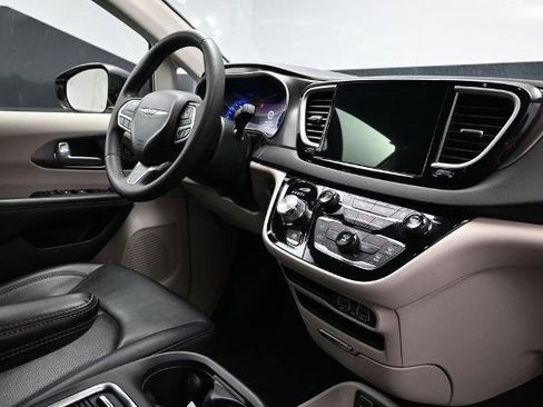 Used 2024 Chrysler Pacifica Touring-L FWD image 15