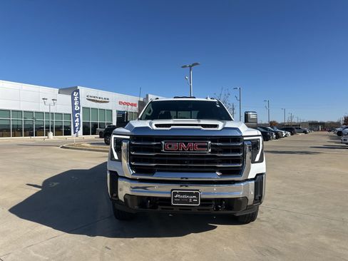 Used 2024 GMC Sierra 2500 SLT w/ SLT Premium Package image 9