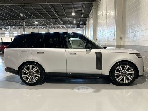 Used 2025 Land Rover Range Rover SV image 4