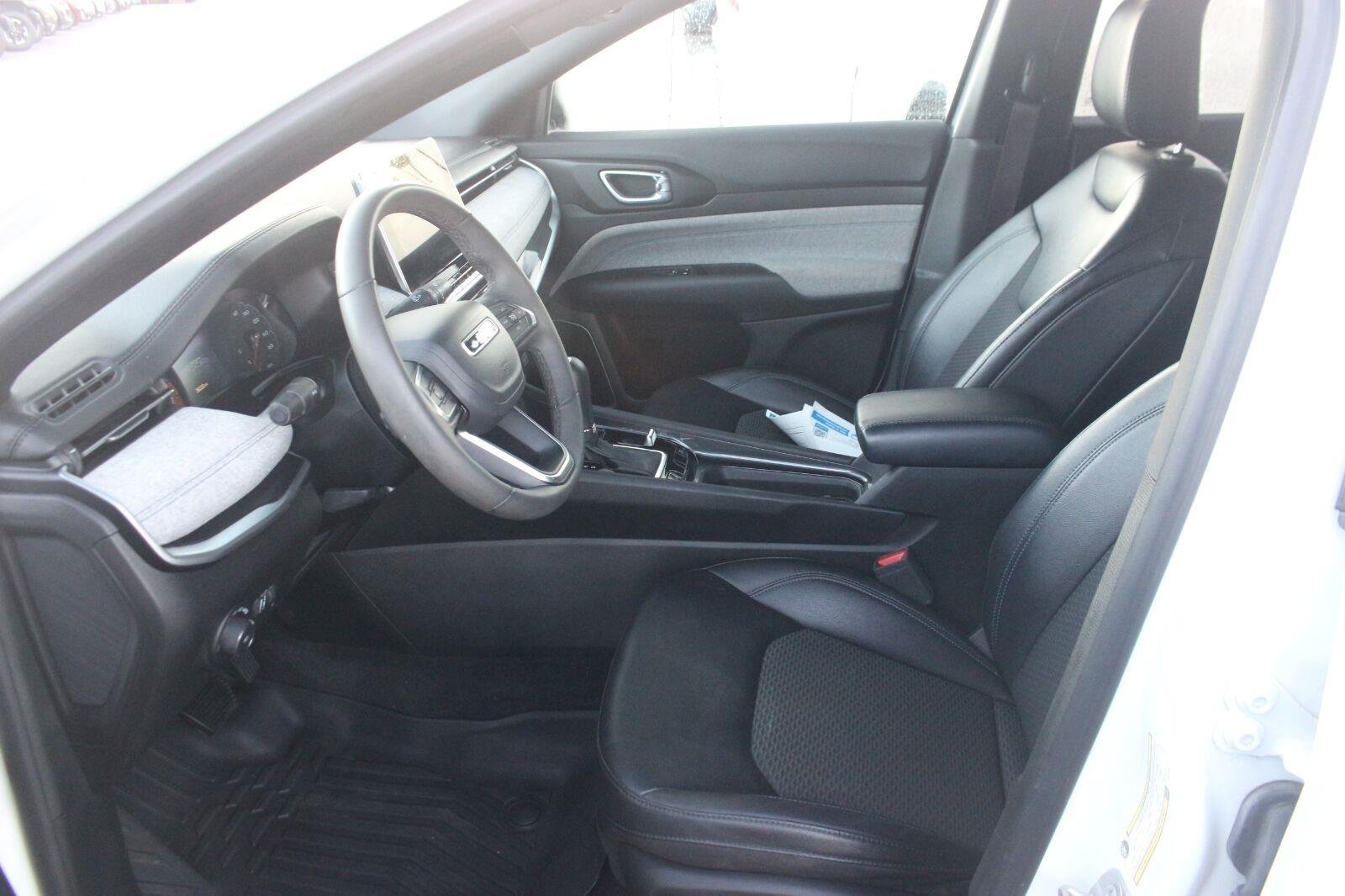 Used 2024 Jeep Compass Latitude AWD/4WD image 14