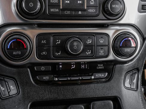 Used 2020 Chevrolet Suburban LT image 32