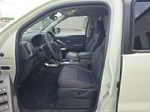 Used 2025 Nissan Frontier SV w/ SV Convenience Package RWD image 6