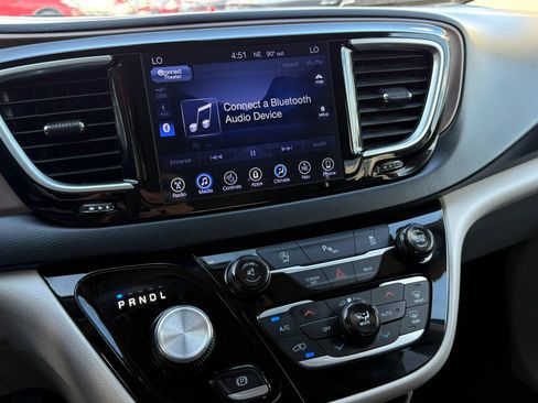 Used 2017 Chrysler Pacifica Touring-L Plus FWD image 12
