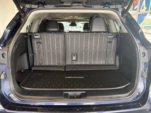 Used 2022 Toyota Highlander XLE AWD/4WD image 11