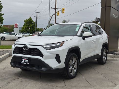 Used 2025 Toyota RAV4 XLE AWD/4WD image 10