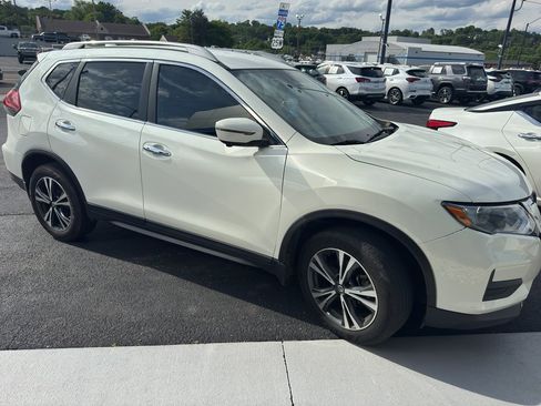 Used 2020 Nissan Rogue SV w/ Premium Package FWD image 3