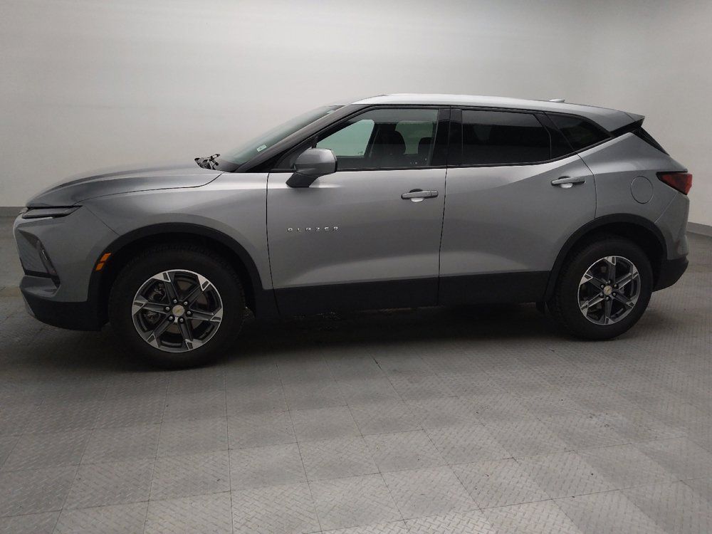 Used 2025 Chevrolet Blazer LT FWD image 2