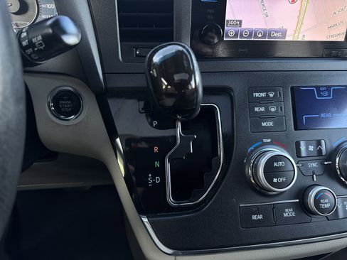 Used 2017 Toyota Sienna XLE image 16