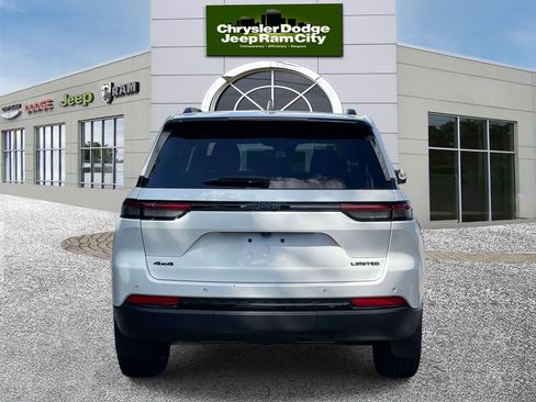 Used 2023 Jeep Grand Cherokee Limited w/ Black Appearance Package AWD/4WD image 7