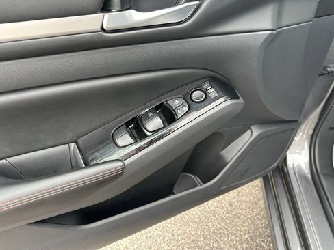 Used 2025 Nissan Altima 2.5 SR FWD image 13