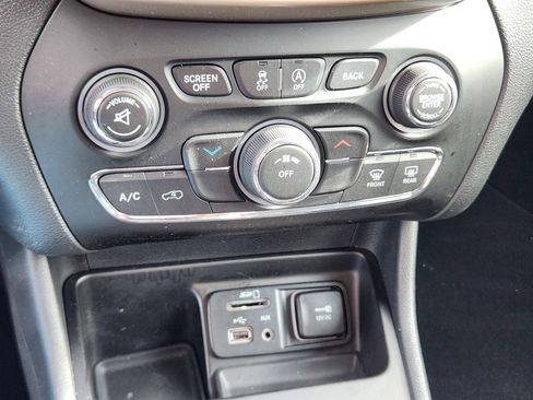 Used 2017 Jeep Cherokee Latitude w/ Safety/Convenience Group image 29