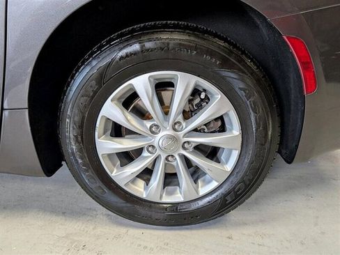 Used 2017 Chrysler Pacifica Touring w/ Tire & Wheel Group image 14