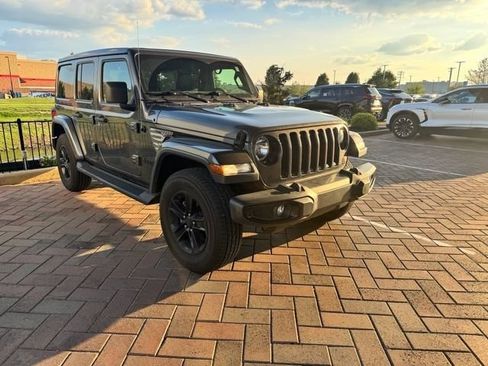 Used 2020 Jeep Wrangler Unlimited Sahara AWD/4WD image 3